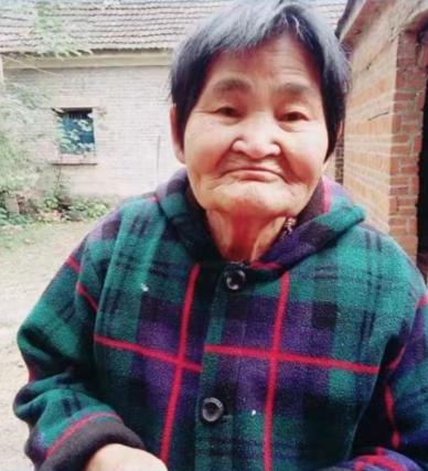 走失者照片 阜阳急寻：七旬老太走失，穿蓝底白点...