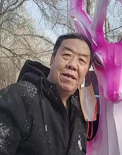 走失者照片 乌鲁木齐急寻！七旬老人失联，穿黑色...