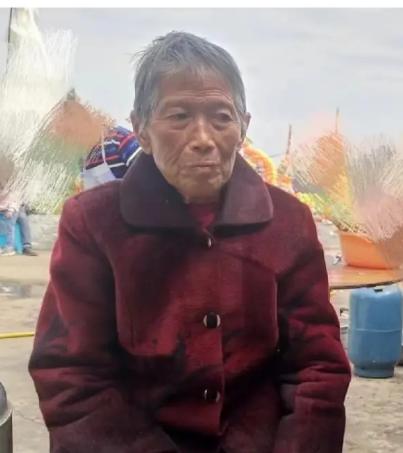 走失者照片 贵阳急寻：八旬老太失联，穿红色花棉...