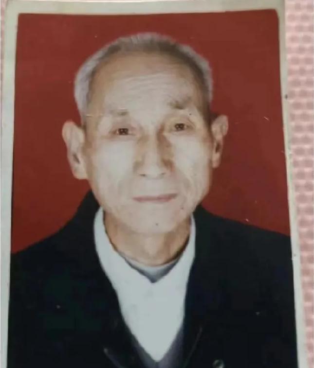 走失者照片 鹤岗八旬老人失联，穿黑色羽绒服，戴...