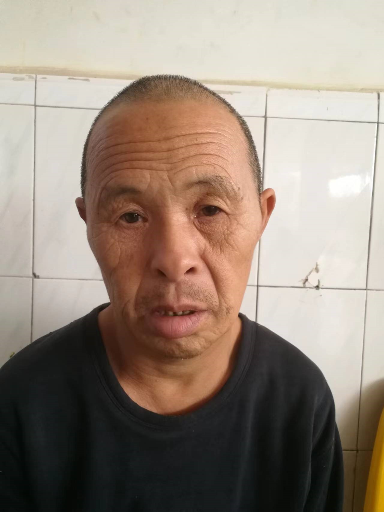走失者照片 玉林寻亲：五旬男子被救助，穿红色上...
