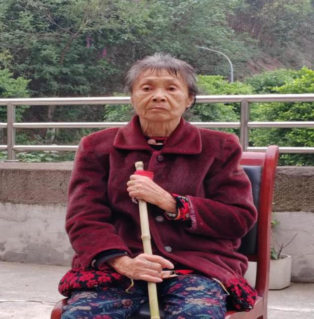 走失者照片 重庆寻亲：八旬老太被救助，拄拐，疑...