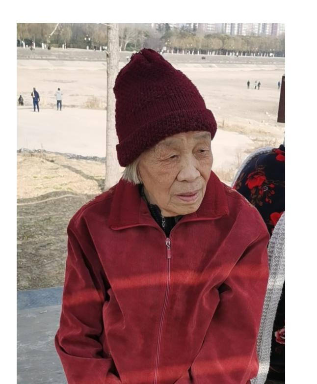 走失者照片 洛阳急寻！八旬老太走失，穿暗红色上...
