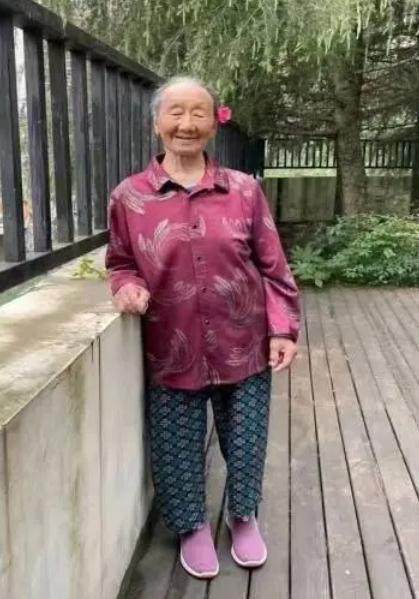 走失者照片 黔南州急寻：八旬老太失联，穿红棕色...