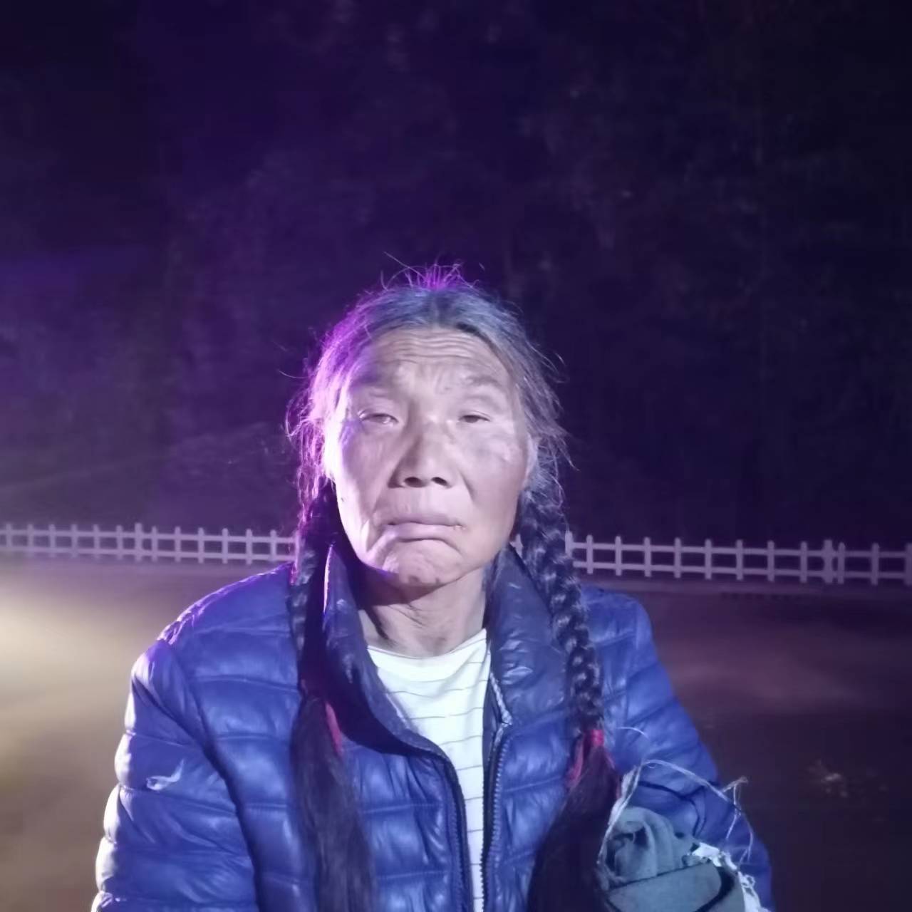 走失者照片 邢台寻亲：五旬女子被救助，穿蓝色羽...
