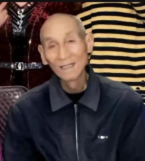 走失者照片 鹤岗八旬老人失联，穿黑色羽绒服，戴...