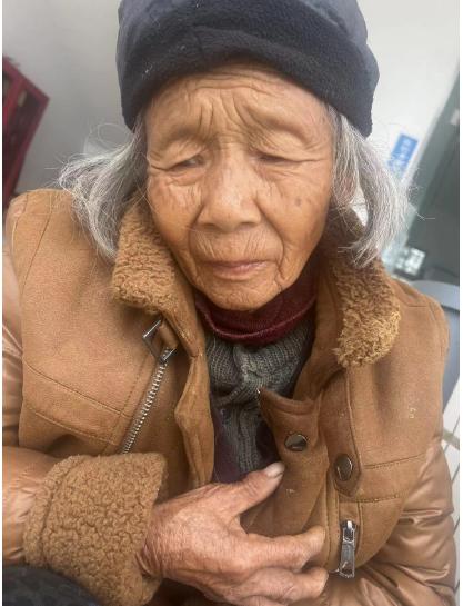 走失者照片 蚌埠急寻：七旬老太被救助，穿咖色棉...