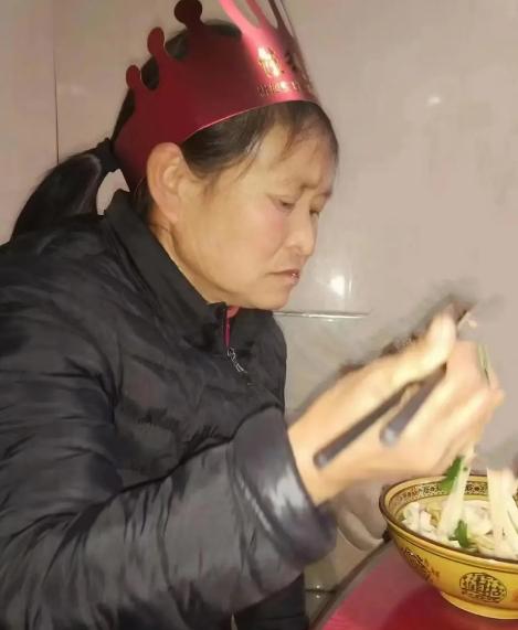 走失者照片 安康急寻：六旬老太失联，穿橘红色上...