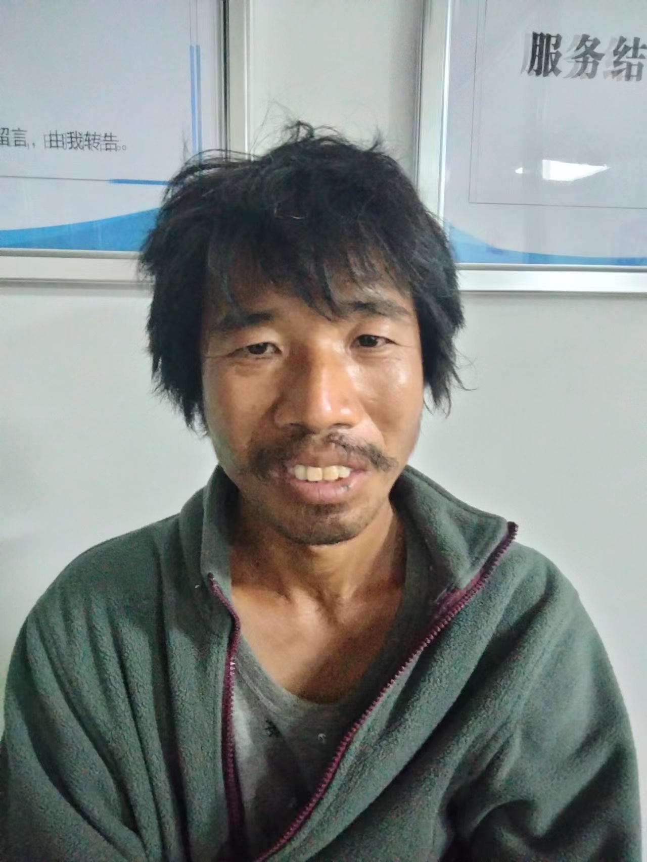 走失者照片 亳州寻亲：青年男子被救助，穿墨绿色...
