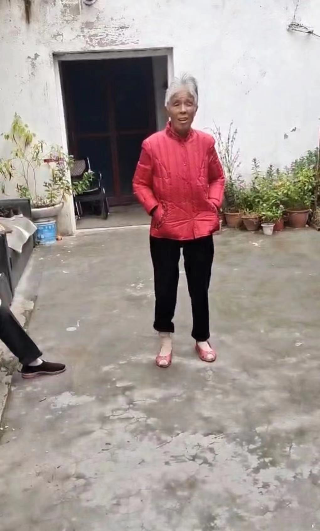 走失者照片 连云港急寻：六旬老太走失，穿蓝色碎...