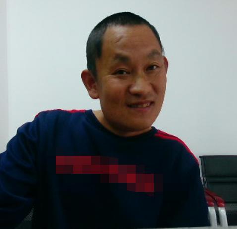 走失者照片 河源寻亲：青年男子被救助多日，穿红...