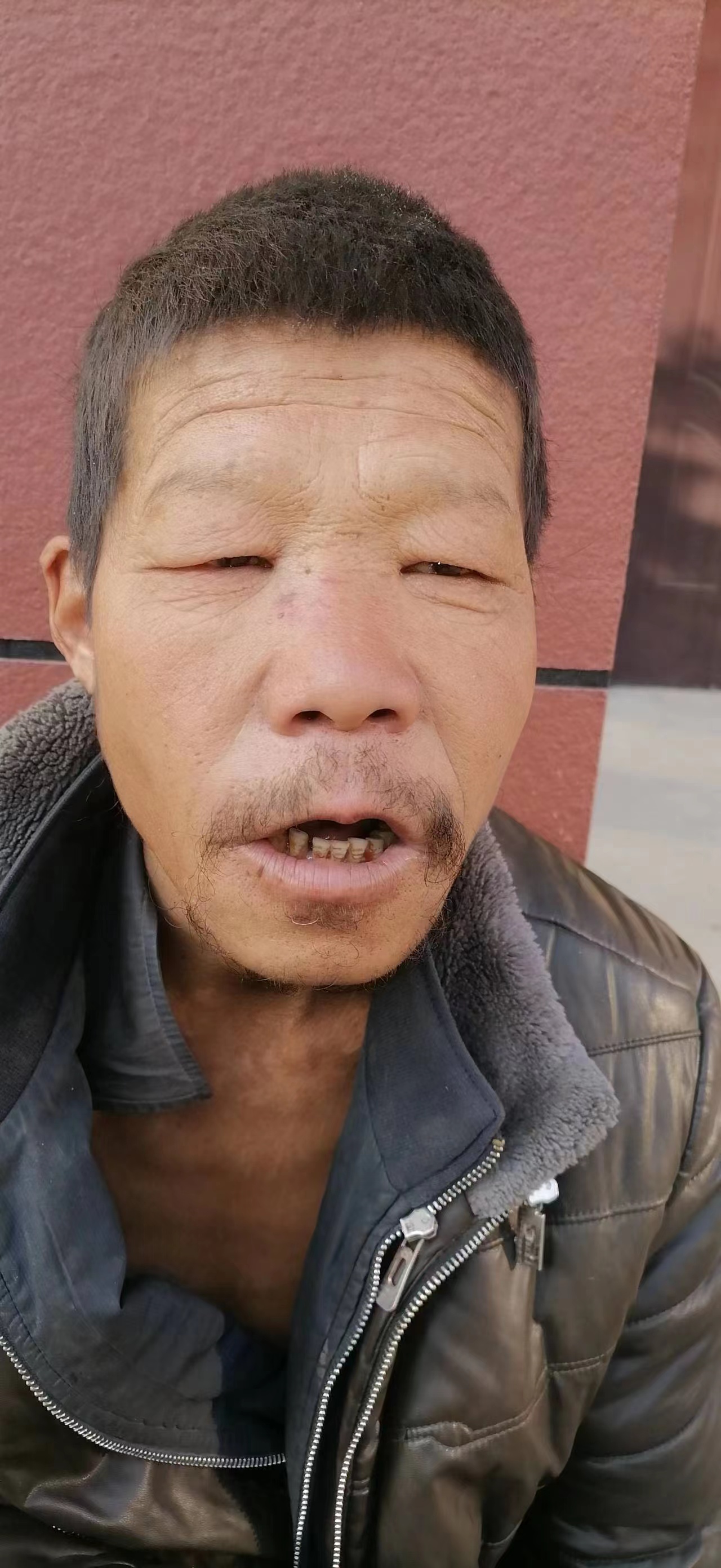 走失者照片 西安寻亲：中年男子被救助，穿灰色皮...