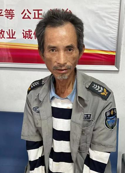 走失者照片 惠州寻亲：五旬男子被救助，穿黑白条...