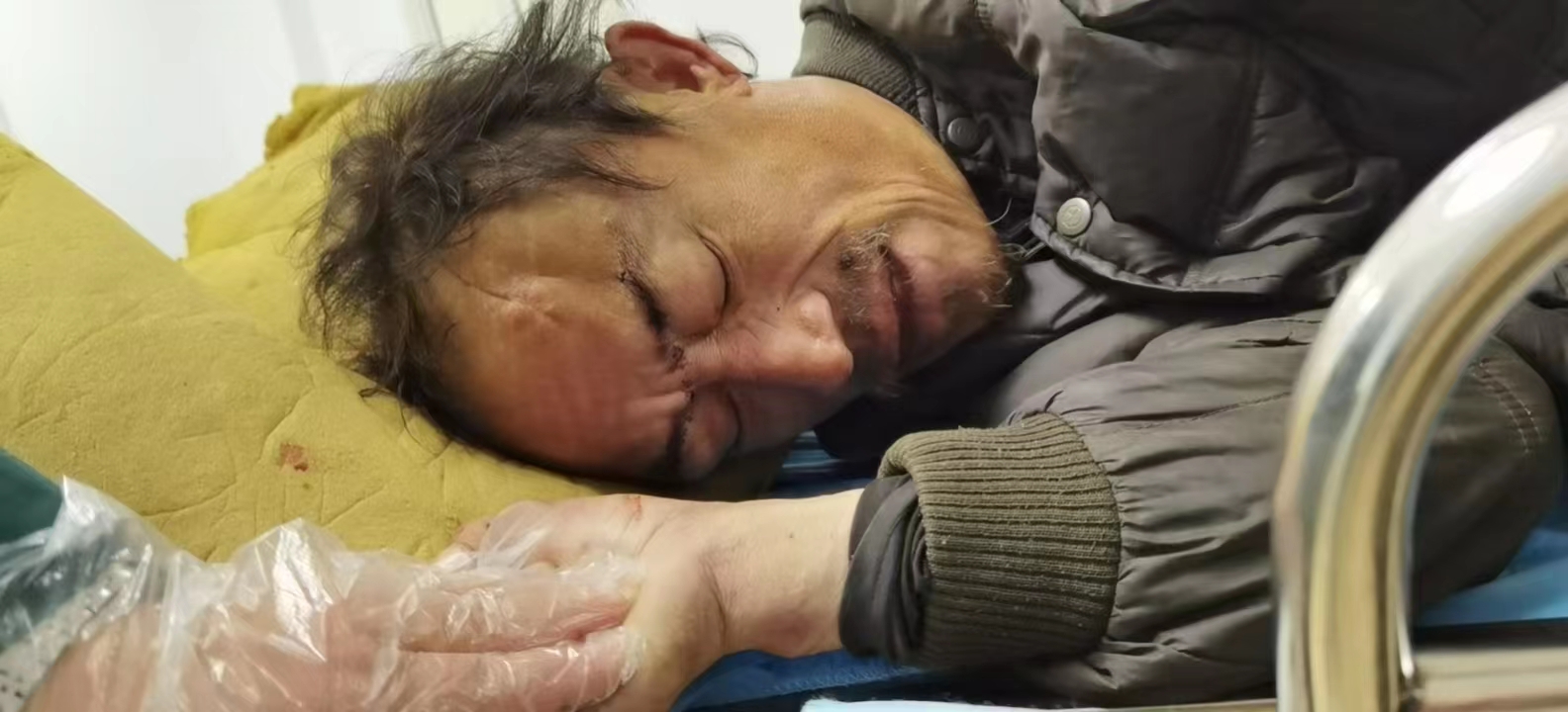 走失者照片 牡丹江寻亲：六旬老人被救助，穿绿色...