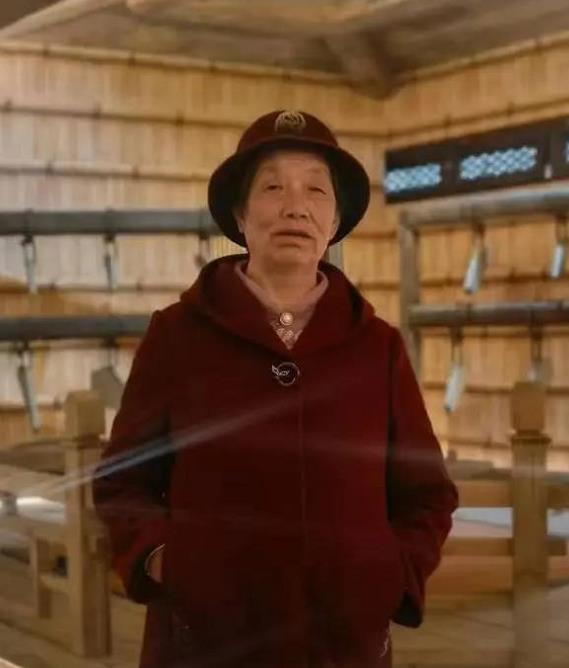 走失者照片 宝鸡急寻：六旬老太走失，穿红色衣服...