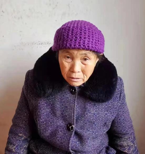 走失者照片 黔西南兴义急寻：七旬老太失联，穿红...