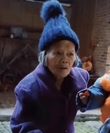 走失者照片 南宁寻人：八旬老太走失，穿格纹上衣...