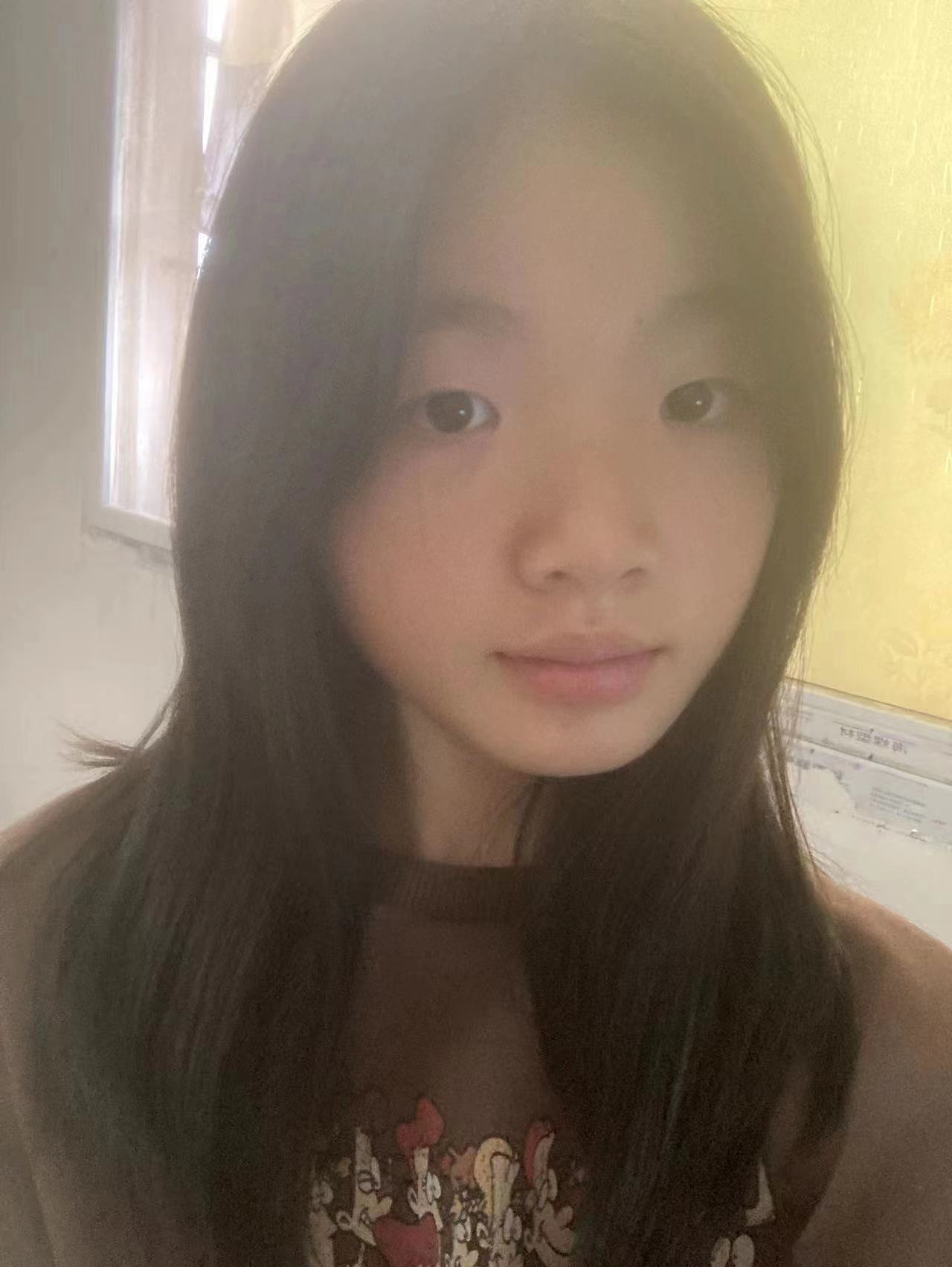 走失者照片 信阳寻人！13岁女孩失联，穿白色毛...