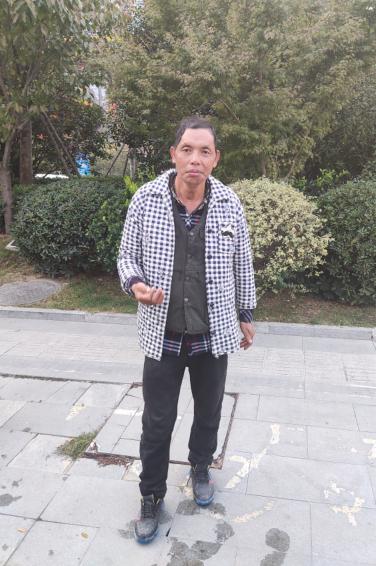 走失者照片 亳州寻亲：中年男子被救助，穿黑白格...