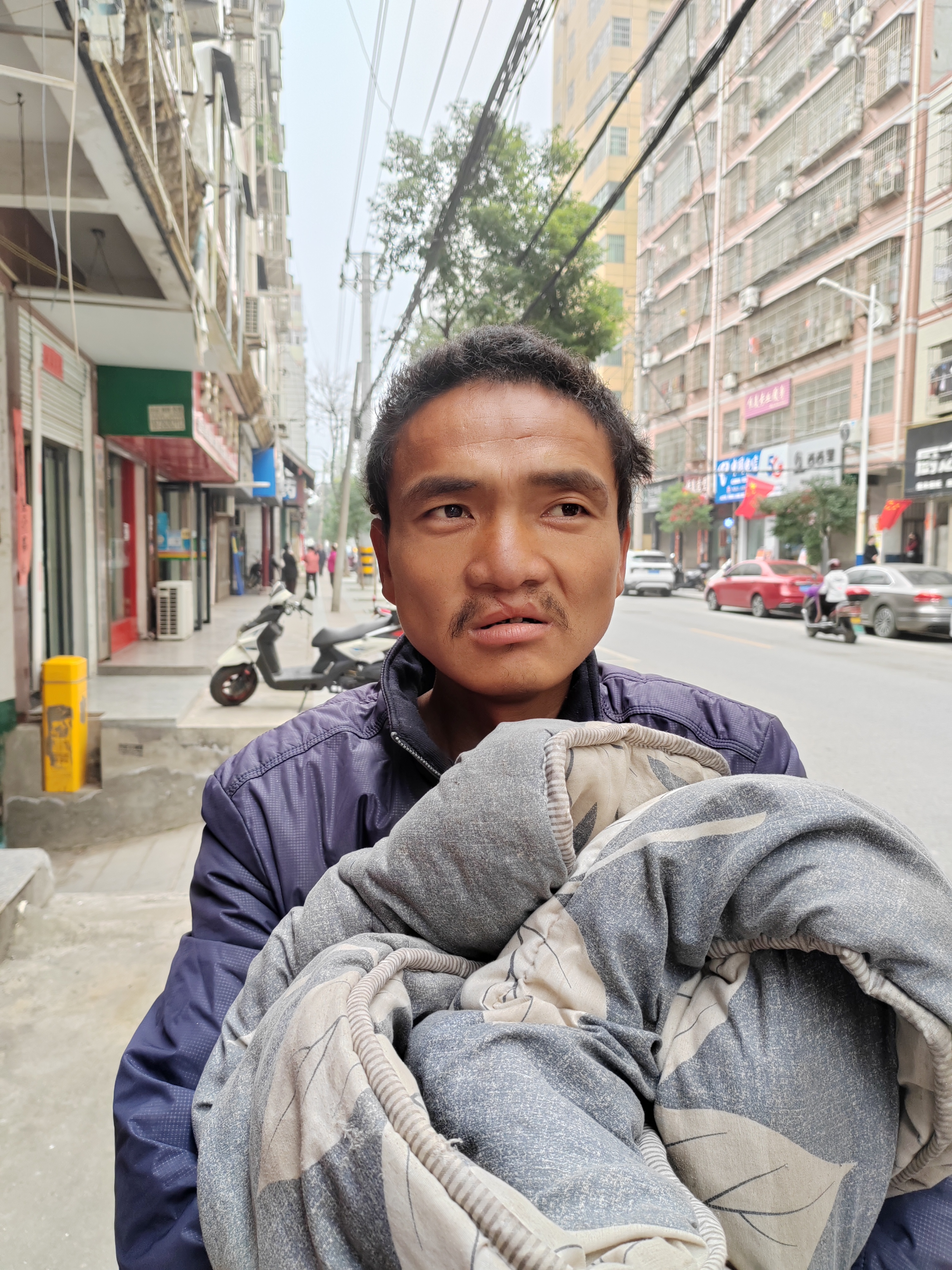 走失者照片 商洛寻亲：青年男子被救助，穿深蓝色...