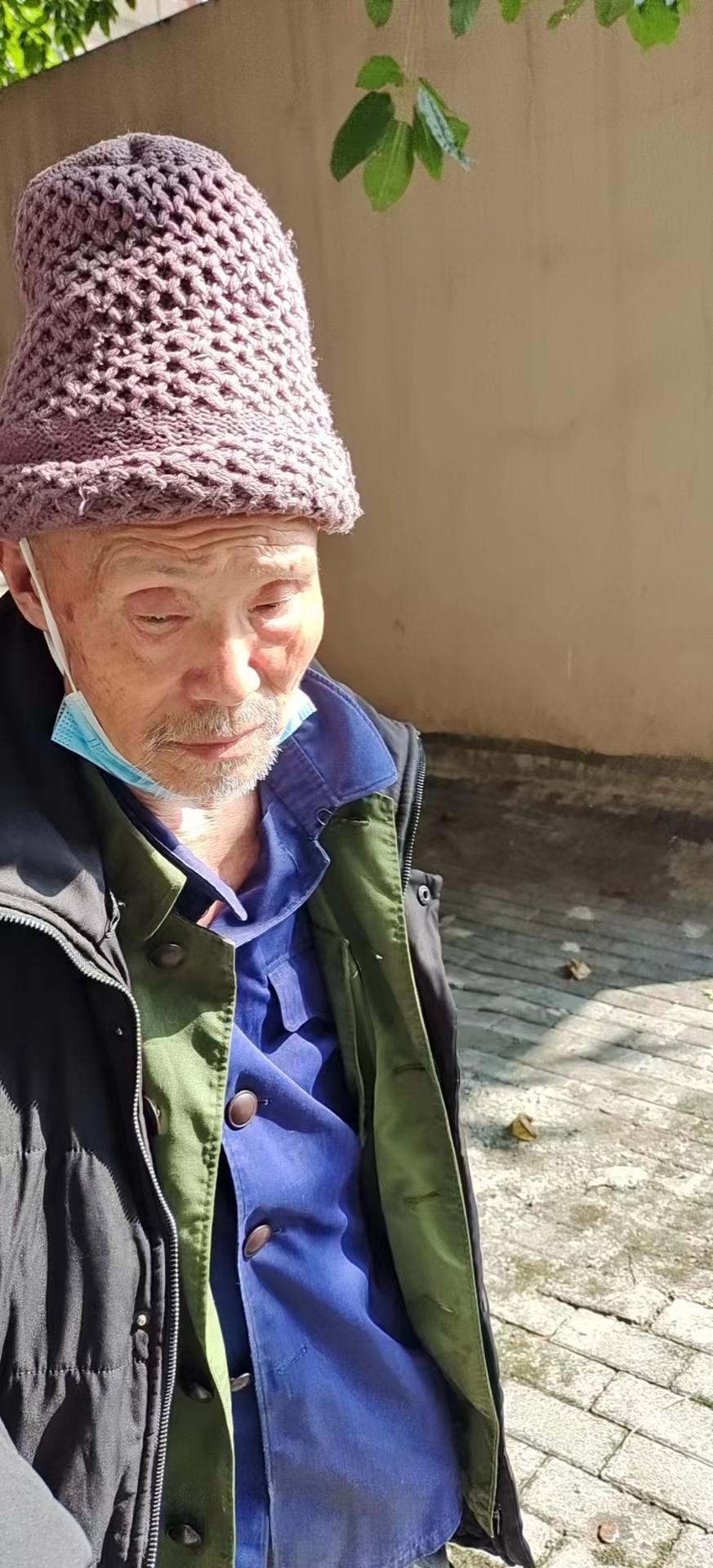 走失者照片 重庆寻亲：八旬老人被救助，穿黑色羽...