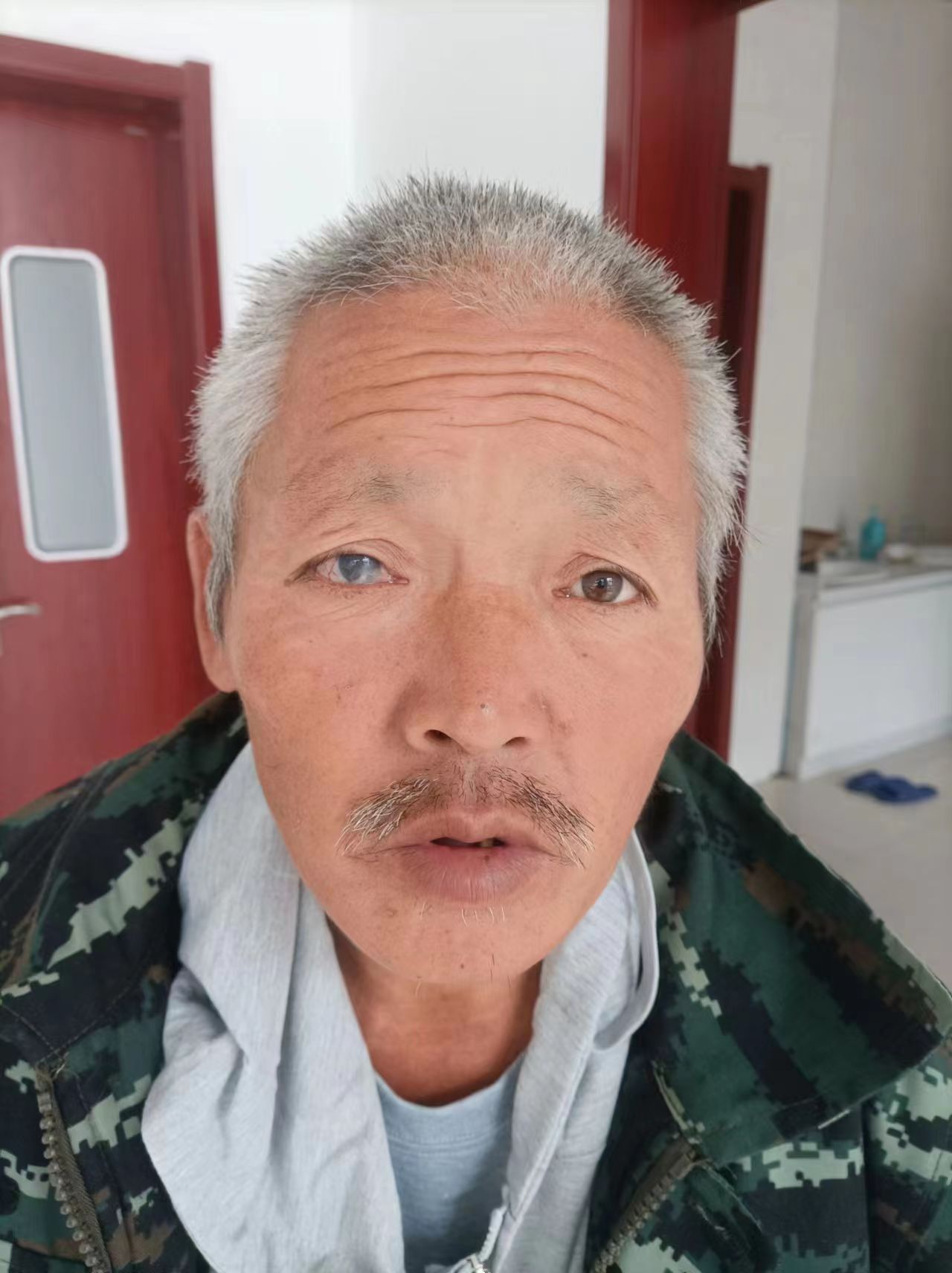 走失者照片 宿迁寻亲：七旬老人被救助，穿蓝色外...
