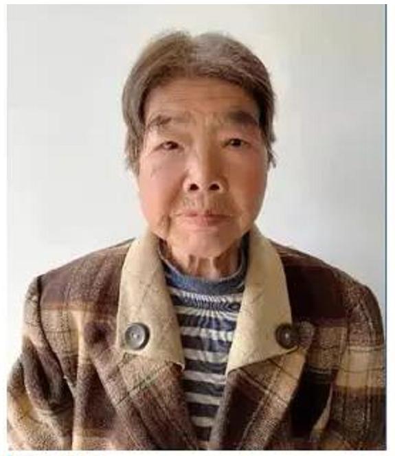 走失者照片 咸阳急寻：七旬老太失联，戴黑白格子...