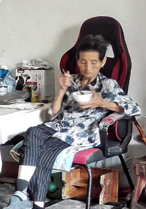 走失者照片 合肥市寻人：八旬老太走失，穿白底黑...
