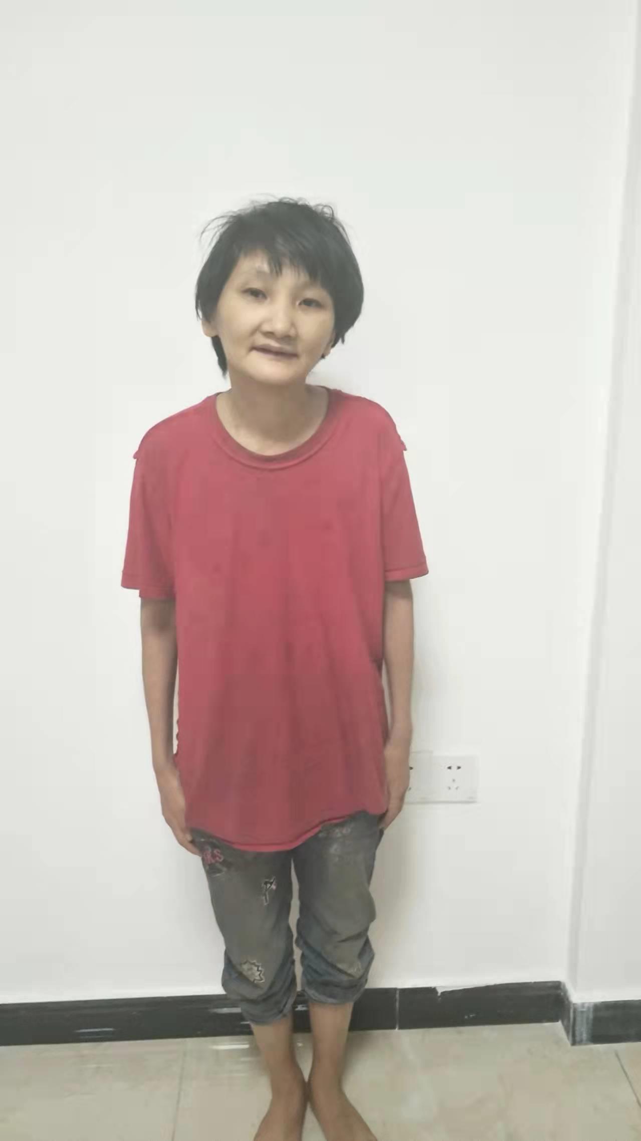 走失者照片 内江寻亲：青年女子被救助数日，穿红...