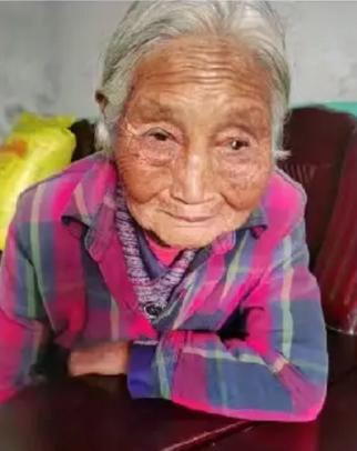 走失者照片 宜宾急寻：八旬老太外出失联，白色短...