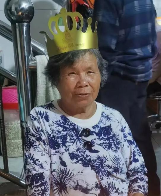 走失者照片 贺州急寻：七旬老太失联，戴迷彩帽子...