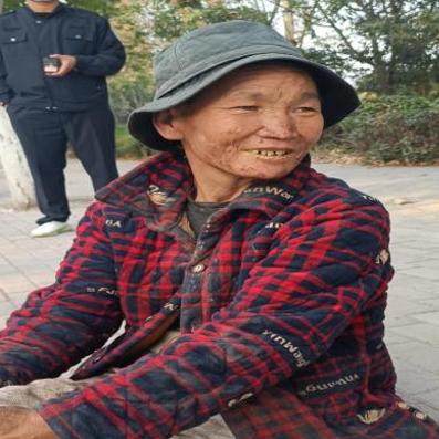 走失者照片 开封寻亲：六旬老太被救助，戴灰色帽...