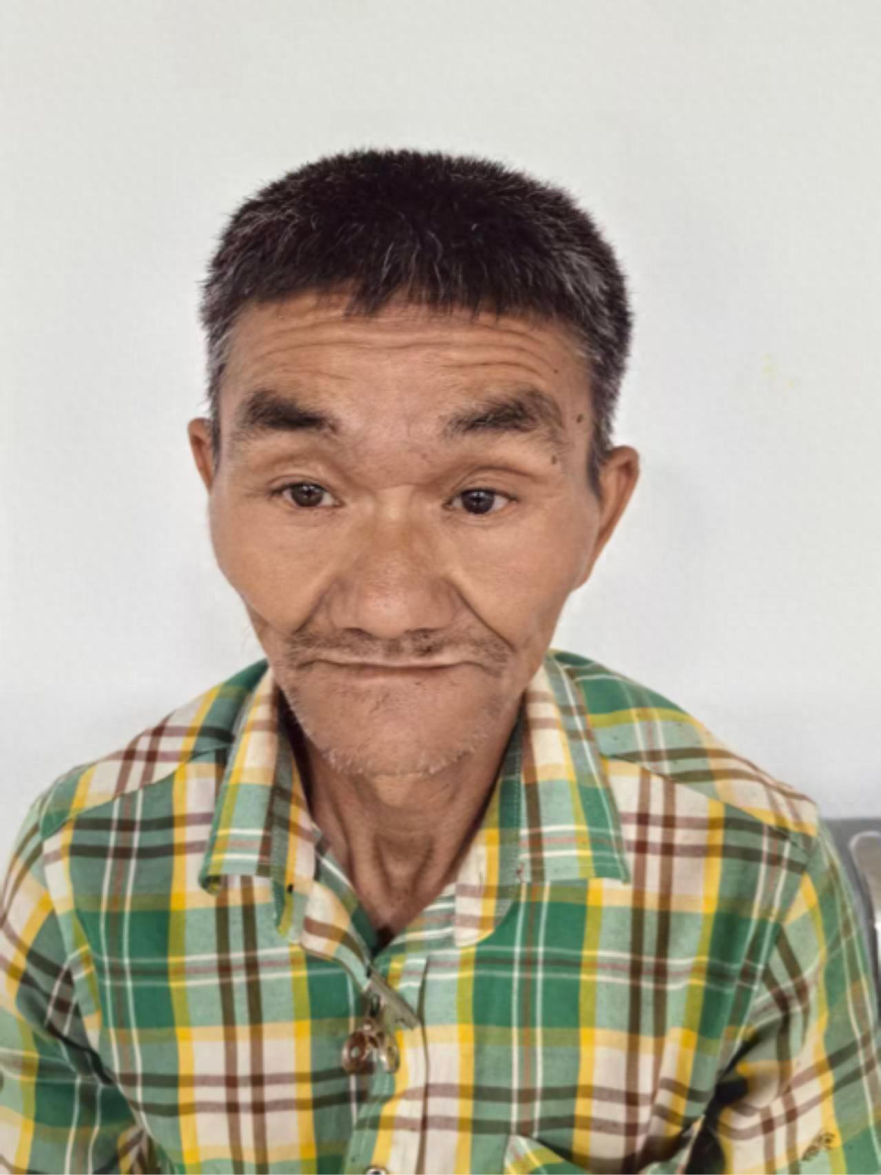 走失者照片 驻马店市寻亲：六旬老人被救助，穿格...