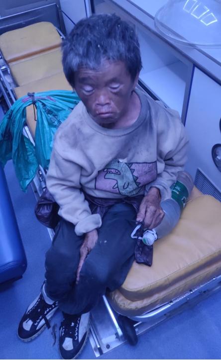 走失者照片 阳江阳春寻亲：六旬老太被救助，穿灰...