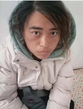 走失者照片 邯郸寻亲：青年女子被救助，穿白色羽...