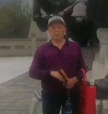 走失者照片 德阳急寻：八旬老人走失，戴灰白色棒...