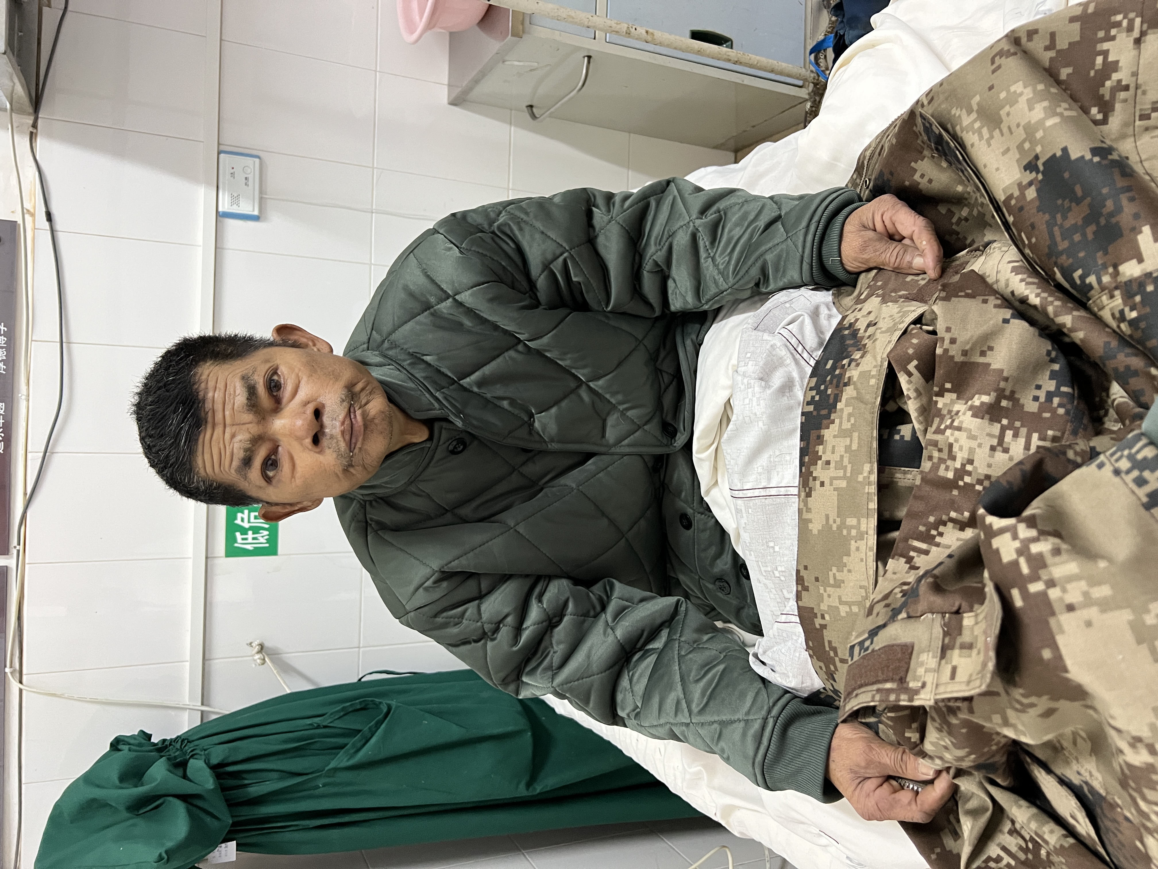 走失者照片 昆明寻亲：中年男子被救助，穿黑色外...