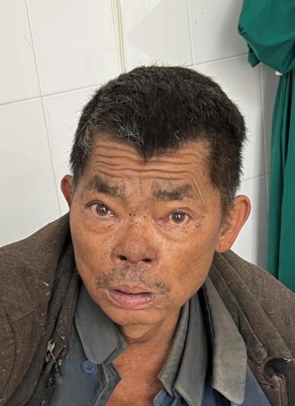 走失者照片 昆明寻亲：中年男子被救助，穿黑色外...