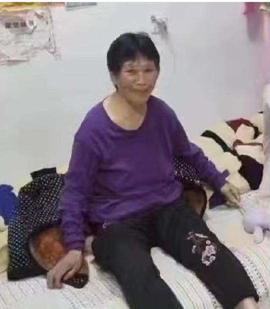 走失者照片 阜阳急寻：七旬老太走失，穿红色上衣...