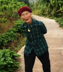 走失者照片 凉山州急寻：九旬老太失联，穿红色印...