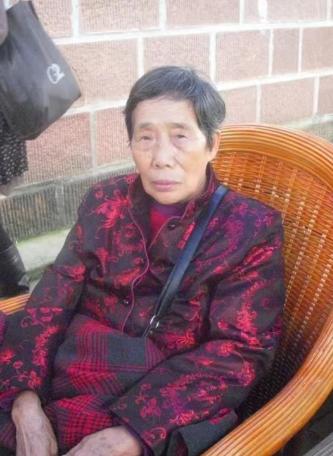 走失者照片 巴中急寻！八旬老太失联，穿红色外套...