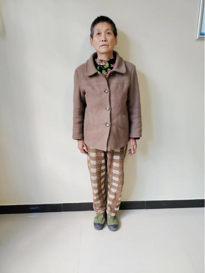 走失者照片 重庆寻亲：五旬女子被救助，穿黑色花...