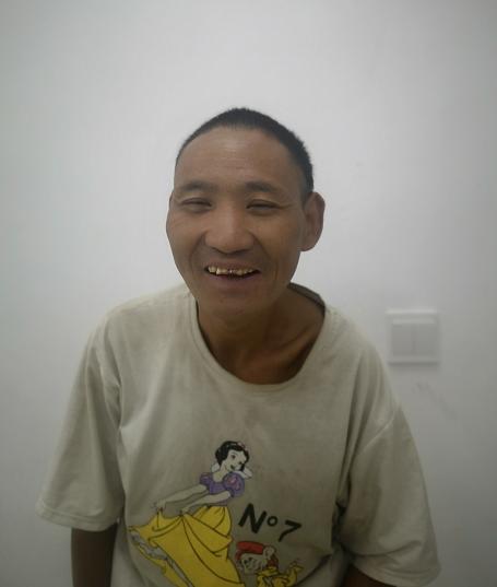 走失者照片 上饶寻亲：青年男子被救助，穿白色T...