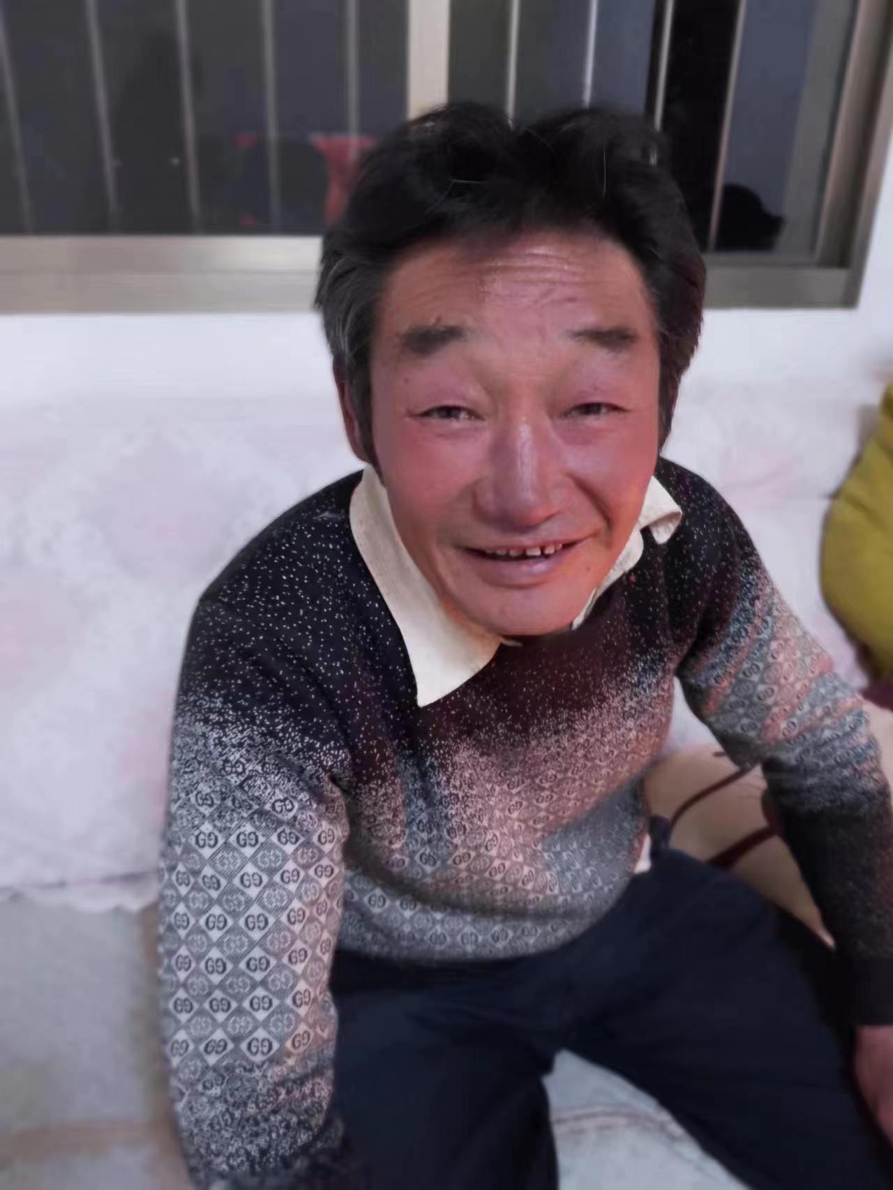 走失者照片 曲靖急寻：五旬男子失联，穿白色衬衣...