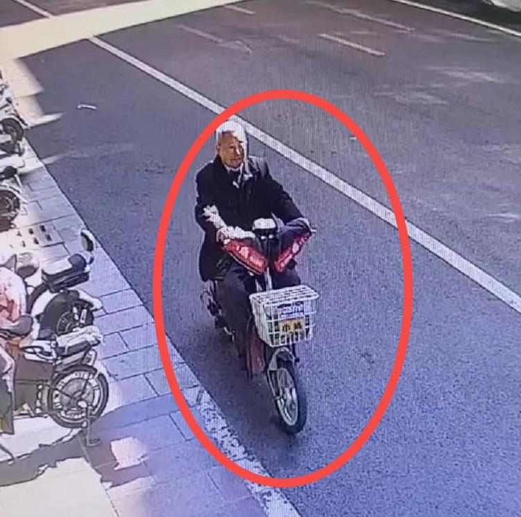 走失者照片 连云港急寻！七旬老人走失，患小脑萎...