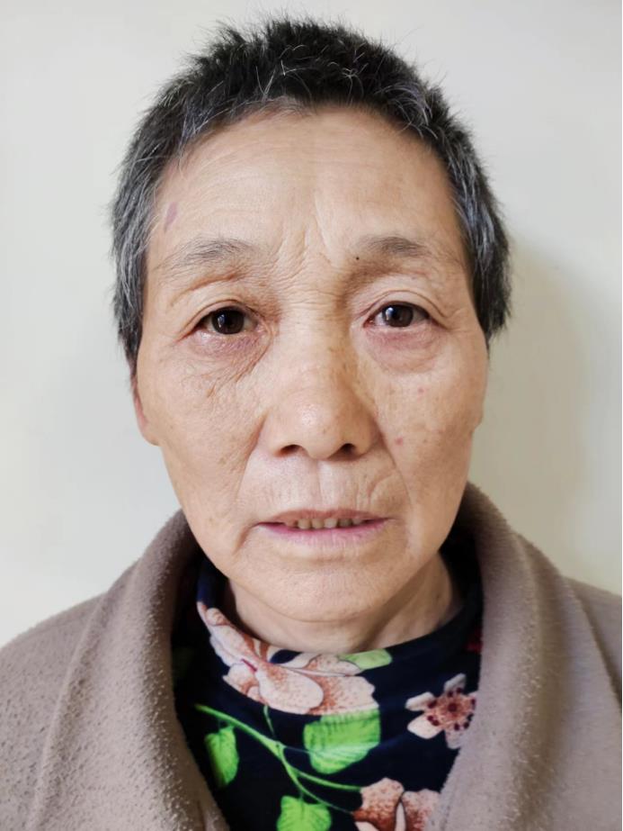 走失者照片 重庆寻亲：五旬女子被救助，穿黑色花...