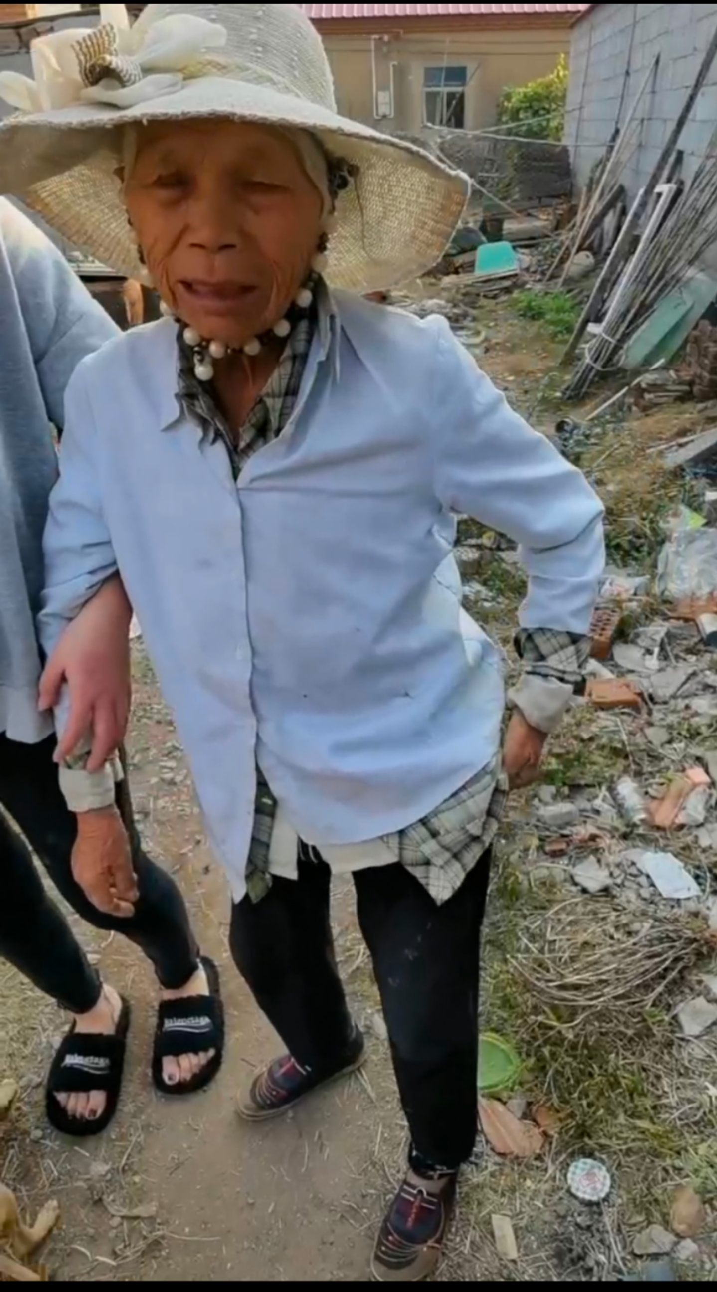 走失者照片 紧急寻人！连云港八旬老太走失，穿红...