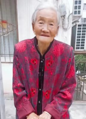 走失者照片 绵阳急寻：九旬老太失联，穿粉紫色碎...