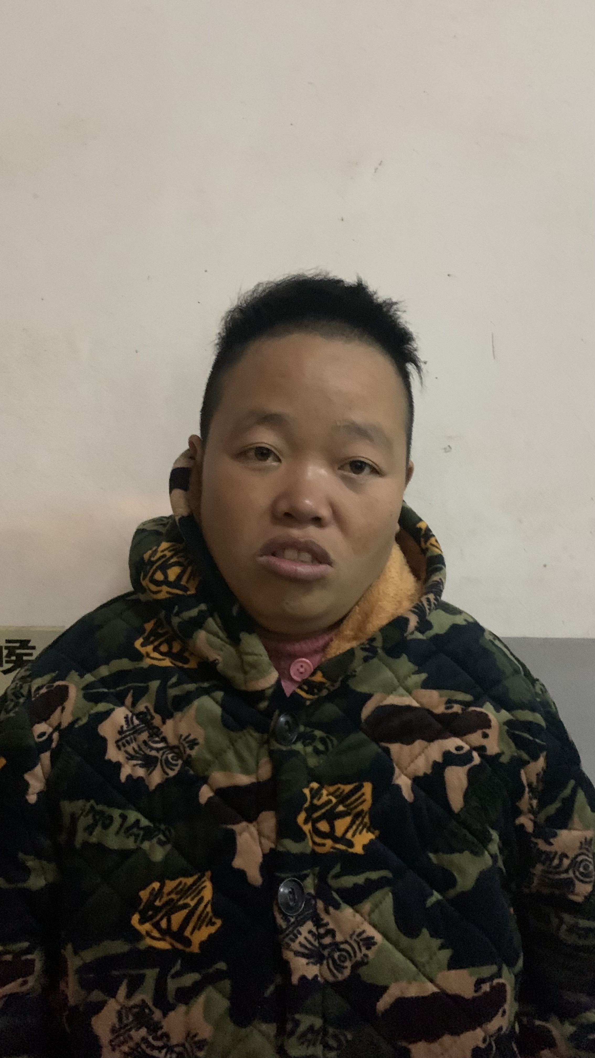 走失者照片 枣庄寻亲：中年女子被救助，穿深色碎...