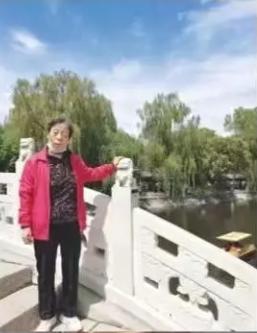走失者照片 哈尔滨急寻：七旬老太走失，穿红色外...